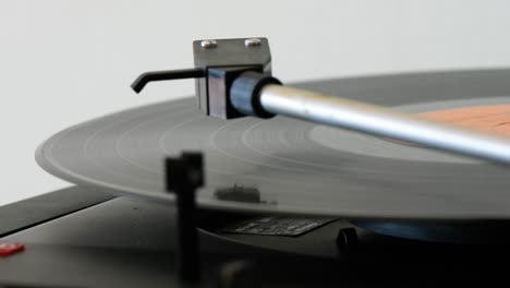 Vinyl-Plattenspieler-Wird-Von-Einer-Frau-Eingeschaltet