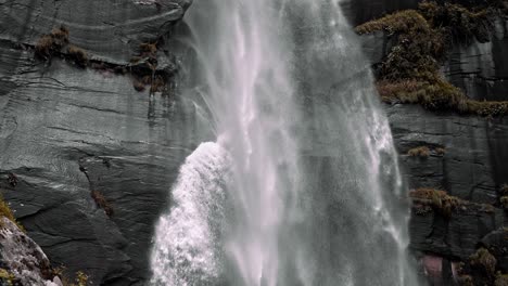 Vista-Asombrosa-De-Un-Poderoso-Flujo-De-Agua-De-Las-Cataratas-Jogini---Atracción-Turística-En-Vashisht,-Himachal-Pradesh,-India