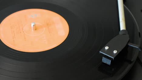 Sich-Drehender-Vinyl-Plattenspieler-Im-Retro-Stil