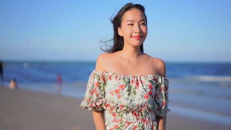 Mujer-Asiática-Libre-Liberada-Que-Aprecia-La-Vida-En-La-Playa