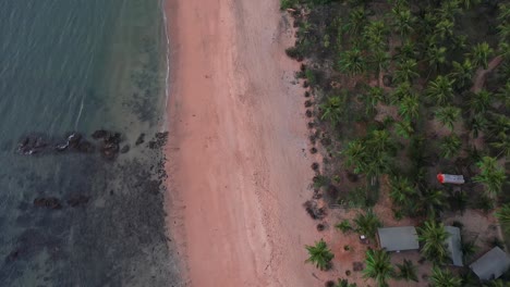 Fly-Over-Sandy-Shore-With-Lush-Forest-Mountains-At-The-Tropical-Beach-In-South-Goa,-India