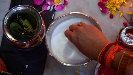 Mujeres-Lavando-Monedas-De-Plata-Con-Leche,-Miel-Y-Cuajada-Antes-De-Ofrecerlas-A-La-Diosa-Lakshmi-Durante-La-Celebración-De-Diwali-Pooja-En-India
