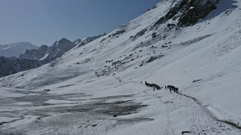 Grupo-De-Excursionistas-Durante-La-Caminata-De-Nieve-Del-Paso-Sar-En-Himachal-Pradesh,-India