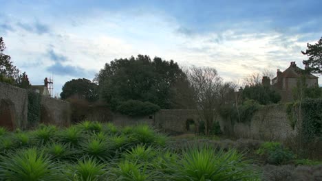 Abend,-In-Den-Ummauerten-Kipling-Gärten-Im-Schönen-Alten-Englischen-Dorf-Rottingdean-In-East-Sussex