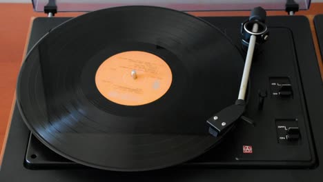 Frauenhand-Startet-Den-Vinyl-Plattenspieler-Im-Retro-Stil