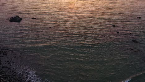 Idyllischer-Ozean-Mit-Ruhigen-Wellen-Während-Des-Sonnenuntergangs-In-Südgoa,-Indien