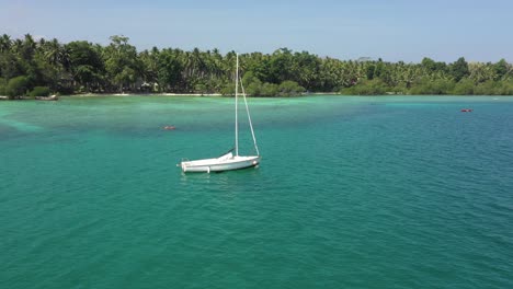 Ein-Segelboot,-Das-Auf-Den-Andaman-Inseln-Geparkt-Ist
