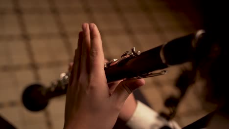 fingers-player-on-Clarinet,-close-up,-in-a-dark-room