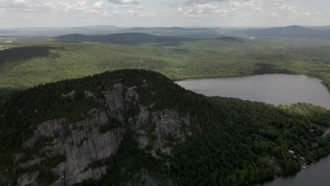 Landschaft-Der-üppig-Grünen-Küstengebirgskette-Des-Mount-Pinacle-Und-Des-Ruhigen-Sees-In-Coaticook,-Quebec,-Kanada