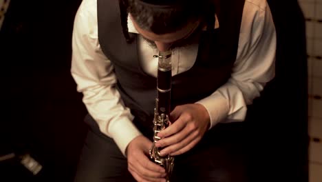 Player-plays-clarinet