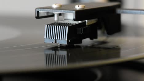 Close-up-of-turntable-needle-on-vinyl-disc-spinning