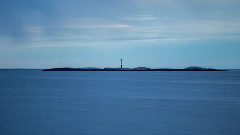 Timelapse-of-a-lighthouse-in-the-northern-sea-zoom