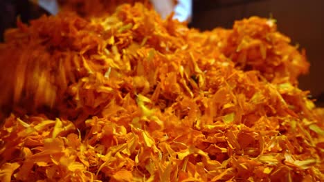 Heap-Of-Marigold-Flower-Offerings-In-A-Temple-In-Agra,-India---Closeup-Shot