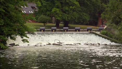 Kleiner-Und-Sprudelnder,-Schnell-Fließender-Fluss-Wier-In-Stratford-Upon-Avon,-Warwickshire,-England,-Großbritannien