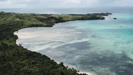 Drone-Volando-Sobre-La-Playa-Verde-Privada-De-La-Isla-De-Fijian