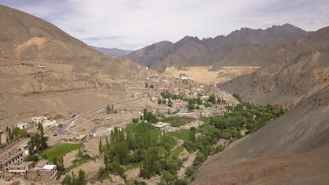 Vista-Del-Pueblo-De-Lamayuru-Desde-El-Monasterio-De-Lamayuru-Con-Paisaje-Montañoso-Al-Fondo-En-Lamayuru,-Ladakh-India