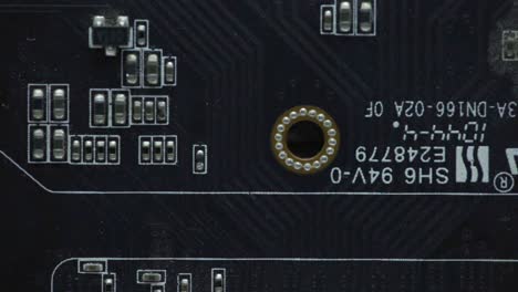 Nahaufnahme-Einer-Elektronischen-Chipkomponente-Mit-Schaltkreisen-Und-Mustern
