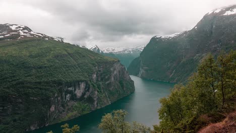 Zeitraffer-Eines-Wunderschönen-Fjords-In-Geiranger,-Norwegen