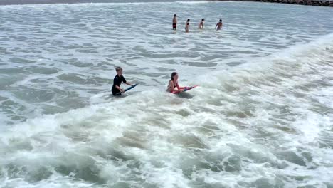Niños-Practicando-Bodysurf-En-Ventura,-California-Beach