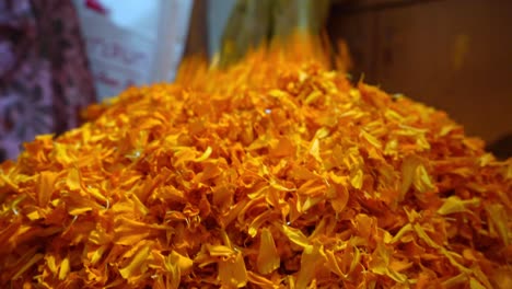 Pile-Of-Fresh-Marigolds-For-Sale-In-Street-Market-In-Agra,-India---Closeup-Shot
