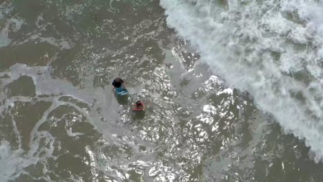 Kinder-Bodysurfing-In-Ventura,-California-Beach