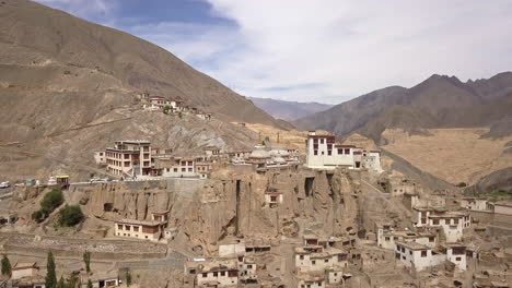 Monasterio-Y-Pueblo-De-Lamayuru-En-La-Empinada-Ladera-De-La-Montaña-De-Moonland-En-Leh,-Ladakh,-India