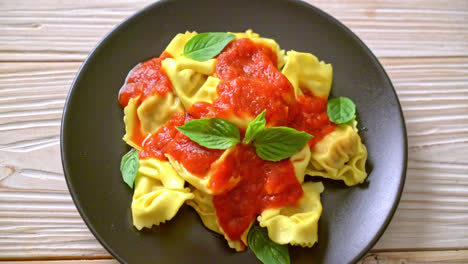 Italian-tortellini-pasta-with-tomato-sauce