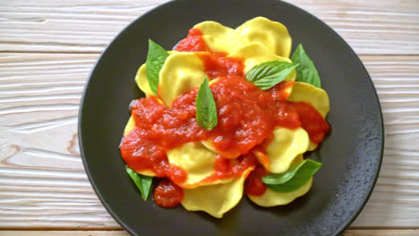 Ravioli-with-tomato-sauce-and-basil