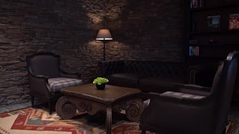 Teppichboden-Im-Empfangszimmer-Eines-Rustikalen-Hotels-Mit-Einfachen-Holzmöbeln-Und-Einer-Ziegelwand