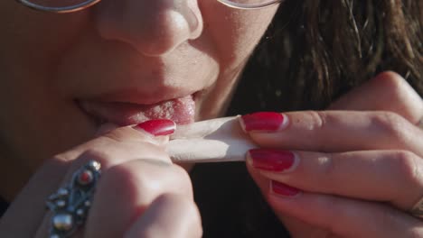 Mädchen-Rollt-Eine-Zigarette---Mädchen-Leckt-Das-Zigarettenpapier-Und-Bereitet-Sich-Auf-Das-Rauchen-Vor