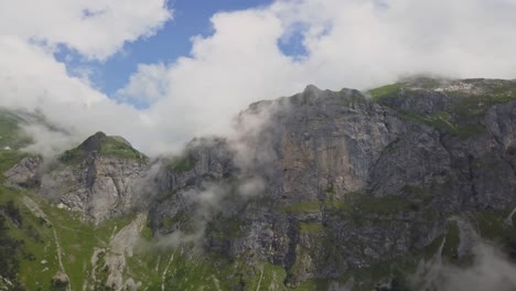 Volar-Sobre-Majestuosas-Montañas-Alpinas-En-Suiza