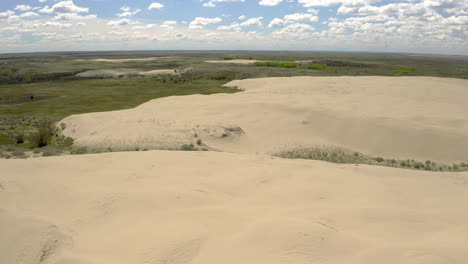 Landschaft-Mit-Großen-Sandhügeln-An-Einem-Schönen-Tag-Im-Südwesten-Von-Saskatchewan,-Kanada