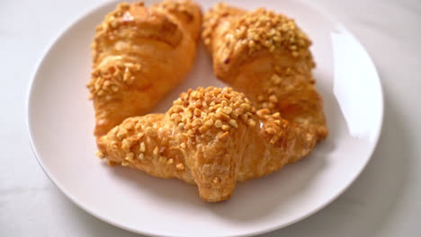 Frisches-Croissant-Mit-Erdnuss-Auf-Dem-Teller