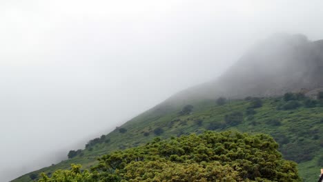 Szenisches-Wales-Neblig-Stimmungsvolle-Nebelatmosphäre,-Die-über-Die-Ländliche-Szenerie-Der-Berglandschaft-Fegt