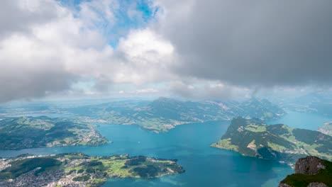 Lapso-De-Tiempo-Del-Lago-Lucerna-En-Suiza-Con-Nubes-Moviéndose-Sobre-Agua-Azul,-Alpes-Verdes