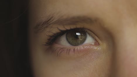 Ausdrucksstarkes-Auge-Eines-Einsamen-Mädchens,-Das-Blinzelt---Extreme-Nahaufnahme