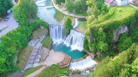 Malerische-Drohnenaufnahme-Des-Provalije-Wasserfalls-In-Der-Nähe-Von-Osanjici,-Bosnien-Und-Herzegowina