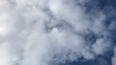 Weiße-Wolken,-Die-Sich-Tagsüber-In-Auckland,-Neuseeland,-Sanft-Am-Himmel-Bewegen