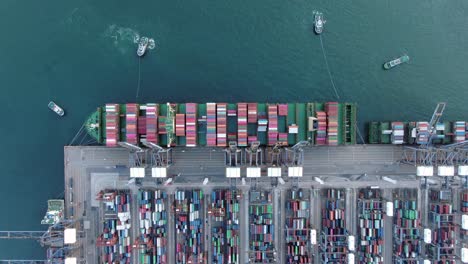 Mega-Containerschiff,-Das-Im-Hafen-Von-Hongkong-Angedockt-Ist,-Während-Des-Be--Und-Entladevorgangs,-Luftbild