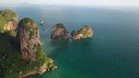 Atemberaubende-Kalksteinfelsen-Am-Tropischen-Railay-Beach,-Krabi,-Thailand,-Luftbild
