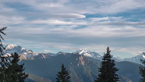 Alpiner-Sonnenuntergang-Mit-Herrlichen-Berggipfeln-In-Der-Ferne-Und-Glatten-Wolken,-Zeitraffer