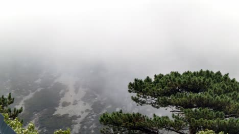 Malerische-Wales-Neblige-Stimmungsvolle-Nebelatmosphäre,-Die-über-Die-Berglandschaft-Fegt