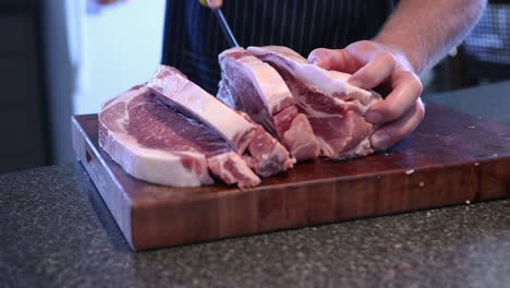 Carnicero-Cortando-Y-Rebanando-Una-Carne-De-Cerdo-Usando-Un-Cuchillo-Inoxidable-En-La-Cocina