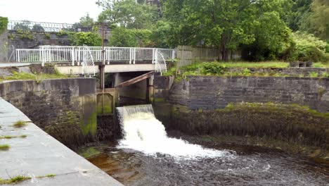 Kaskadierendes-Flusswasser-Fluttor-Kanalsteuerungs-Gateway-Fahrzeug,-Das-über-Eine-Fußgängerbrücke-Fährt