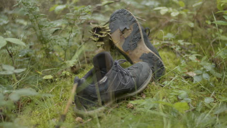 Zapatos-De-Senderismo-Desechados-Y-Gastados-Tirados-En-El-Bosque