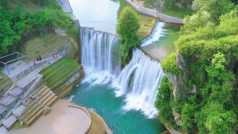 Touristen-Sehen-Den-Malerischen-Provalije-Wasserfall-Und-Immergrüne-Naturbäume