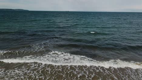 Luftbild-Von-Wellen,-Die-Am-Strand-Krachen,-Zeitlupe