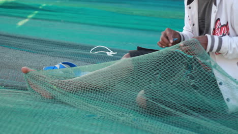 Los-Pescadores-Están-Reparando-Redes-En-Preparación-Para-Pescar-En-El-Mar