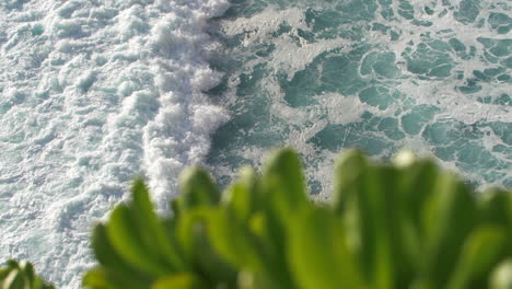 Slow-motion-view-of-tropical-ocean-waves-crashing,-swirling-and-foaming