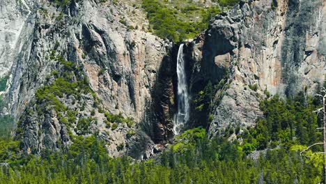 Schöne-Zeitlupenaufnahme-Des-Berühmten-Bridalveil-Fall-Wasserfalls-In-Yosemite-An-Einem-Warmen-Sonnigen-Sommertag-In-Kalifornien